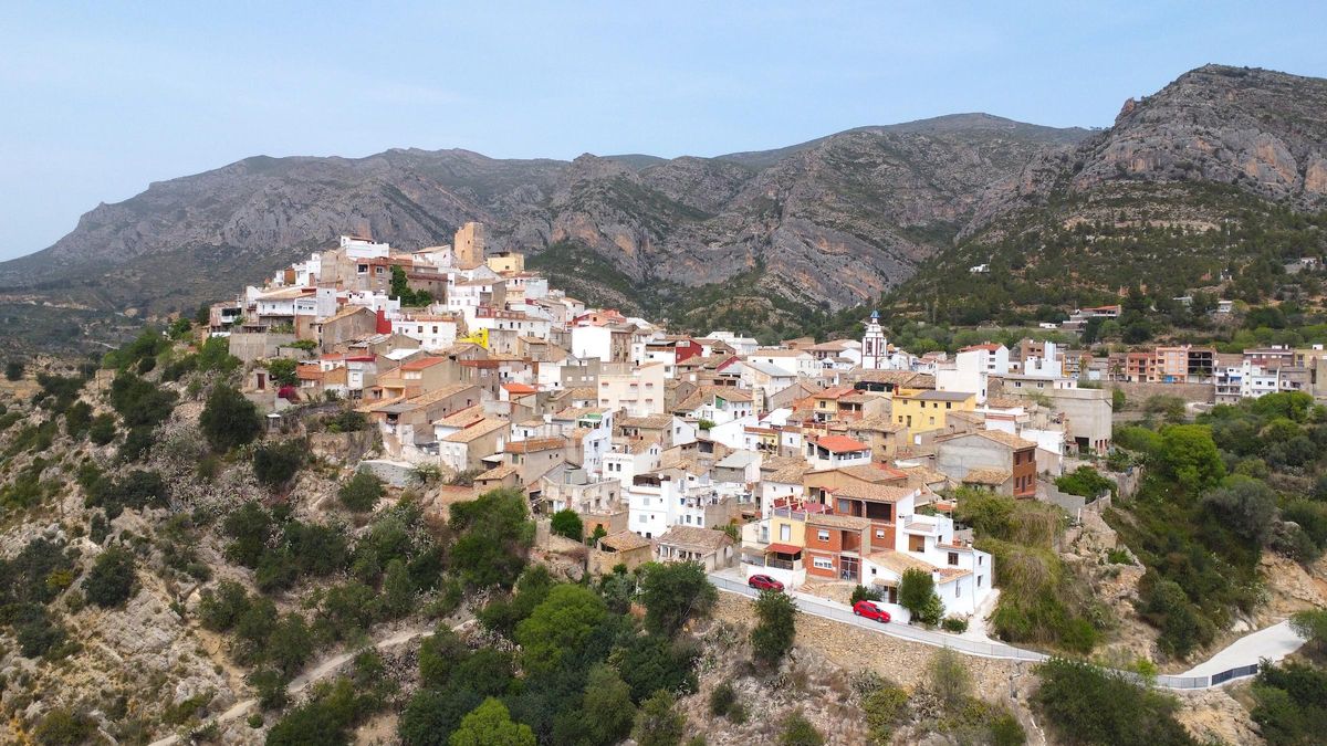 Un villaje sereno y pintoresco, a medio camino entre cielo y tierra, rodeado de montañas majestuosas.